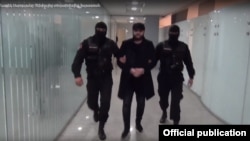 Армения - Полицейские сопровождают доставленного из Чехии в Армению Нарека Саргсяна, Ереван, 21 декабря 2019 г.