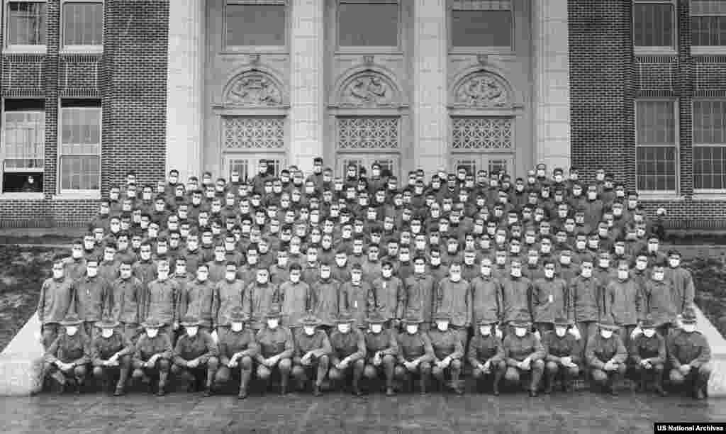 Membri ai trupelor de studenți din Statele Unite poartă „măști împotriva gripei" în octombrie 1918 la apogeul celei mai ucigătoare pandemii din istoria modernă.