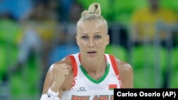 Aljena Leucsanka belarusz kosárlabda-sztár a 2016. évi nyári olimpiai játékokon, Brazíliában. Leucsankát 15 nap börtönre ítéltek, mert a sportolók tiltakozómozgalmának élére állt és részt vett egy nem engedélyezett, Lukasenka-ellenes tüntetésen.

