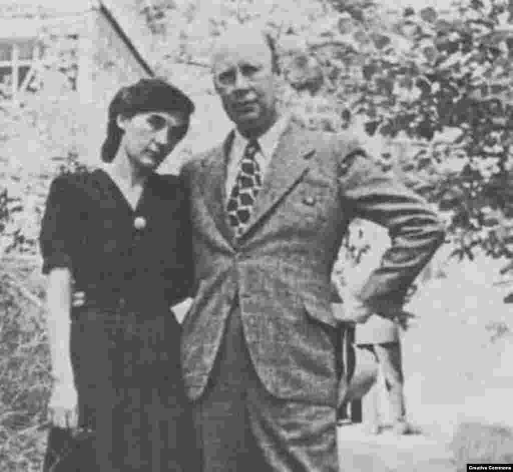 Compozitorul a fost evacuat din Moscova &icirc;n 1941, lăs&icirc;nd &icirc;n urmă soția și copiii. Prokofieva și-a petrecut anii războiului &icirc;n Caucaz, unde a &icirc;nceput o relație cu scriitoarea Mira Mendelson, care a colaborat cu el la libretul operei sale &bdquo;Război și Pace&rdquo;, bazat pe romanul lui Lev Tolstoi. 