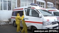 Շտապ բուժօգնության ավտոմեքենաներ Երևանի «Սուրբ Գրիգոր Լուսավորիչ» բժշկական կենտրոնի մոտ, հունիս, 2020թ.