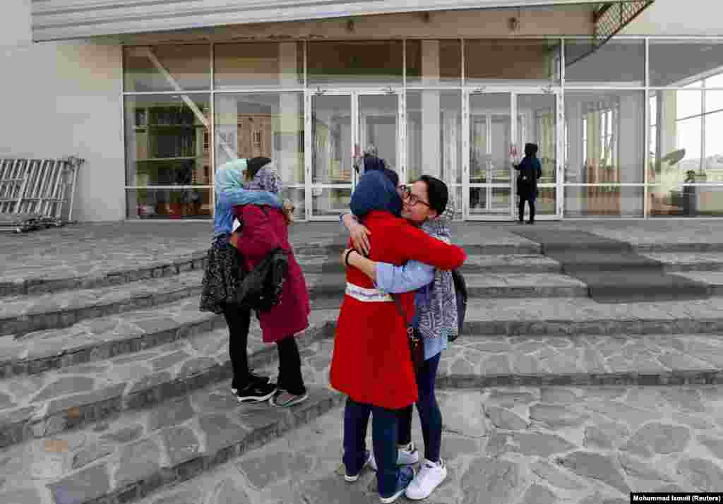 Studentet e Universitetit Amerikan në Afganistan duke përqafuar njëra-tjetrën, para fillimit të ligjëratave. (Kabul, 27 mars 2017)