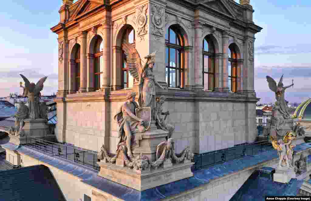 Figuri angelice, pe acoperișul Muzeului Național din Praga, realizate de Bohuslav Schnirch.