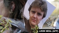 Venac i slika Aleksandra Litvinjenka ostavljeni ispred londonske bolnice gde je umro 2006. (Foto: London, 23. novembra 2007)