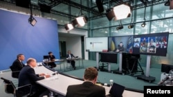 Njemački kancelar Olaf Šolc prisustvuje virtuelnom sastanku lidera G7 u Berlinu