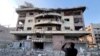 Një burrë e fotografon banesën e tij të shkatërruar nga një sulm ajror izraelit në Dahiyeh, në periferinë jugore të Bejrutit, Liban, të premten, 1 nëntor 2024.