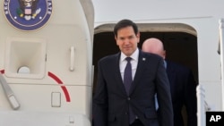 Secretarul de stat american, Marco Rubio, pe trapa avionului care l-a adus la Bruxelles, pe 3 aprilie 2025