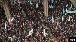 Қырым парламенті ғимараты алдында қақтығысқан Қырым татарлары мен ресейшіл белсенділер. Қырым, Симферополь, 26 ақпан 2014 жыл. 