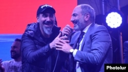 Armenia - Armenian-American rock musician Serj Tankian (L) and opposition leader Nikol Pashinian appear before thousands of people rallying in Republic Square in Yerevan, 7 May 2018.