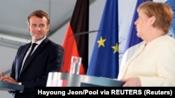 Cancelara germană Angela Merkel și președintele Franței Emmanuel Macron după discuțiile de la castelul Meseberg, Germania, 29 iunie 2020.