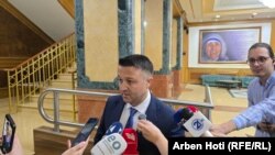 Veton Berisha gjatë deklarimit për media në Kuvendin e Kosovës më 15 prill 2025.