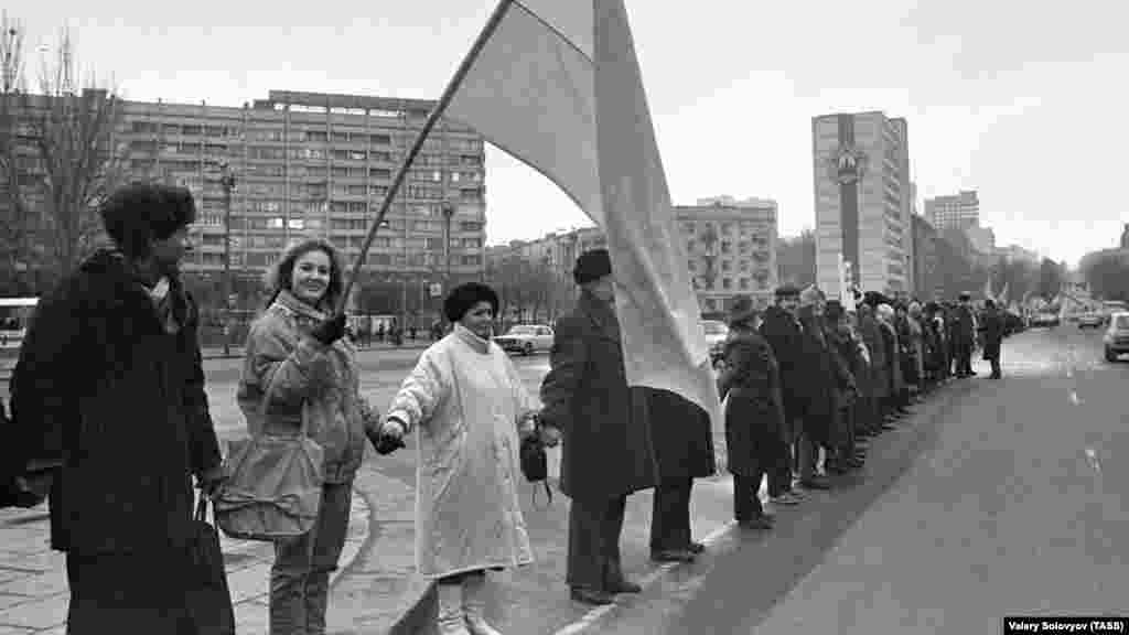 Lanac jedinstva, poznat i kao ukrajinski talas, prošao je kroz velike gradove, uključujući Kijev (na slici), Lviv i Donjeck. Izbori u martu 1990. razbili su monopol Komunističke partije na vlast u Ukrajini. Mjesecima kasnije, dok je Gorbačov pokušavao spriječiti raspad SSSR-a, stotine hiljada ljudi učestvovalo je u protestima i štrajkovima širom Ukrajine, pozivajući na nezavisnost.