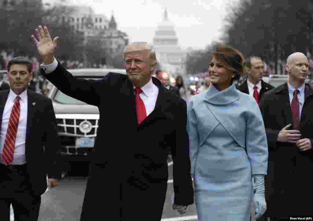 Prezident Donald Tramp bilen baş hanym Melaniýa Tramp 2017-nji ýylyň 20-nji ýanwarynda, Pensilwaniýa awende barýan dabarada 