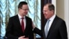 Szergej Lavrov orosz külügyminiszter 2017. január 23-án köszönti magyar kollégáját, Szijjártó Pétert Moszkvában
