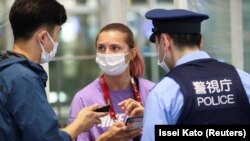 Beloruska atletičarka Kristina Timanovskaja razgovara sa policijom na međunarodnom aerodromu Haneda u Tokiju, Japan, 1. avgusta 2021.