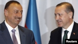  Președinții turc și azer, Recep Tayyip Erdogan (dreapta) și Ilham Aliev (stânga). 