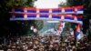 Flamuj të Serbisë në Mitrovicën e Veriut, që ishin vendosur gjatë një tubimi të presidentit serb Aleksandar Vuçiq në këtë qytet.
