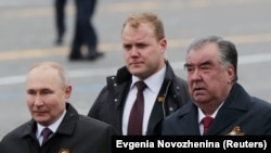 Владимир Путин и Эмомали Рахмон на параде в Москве, 9 мая 2021 года