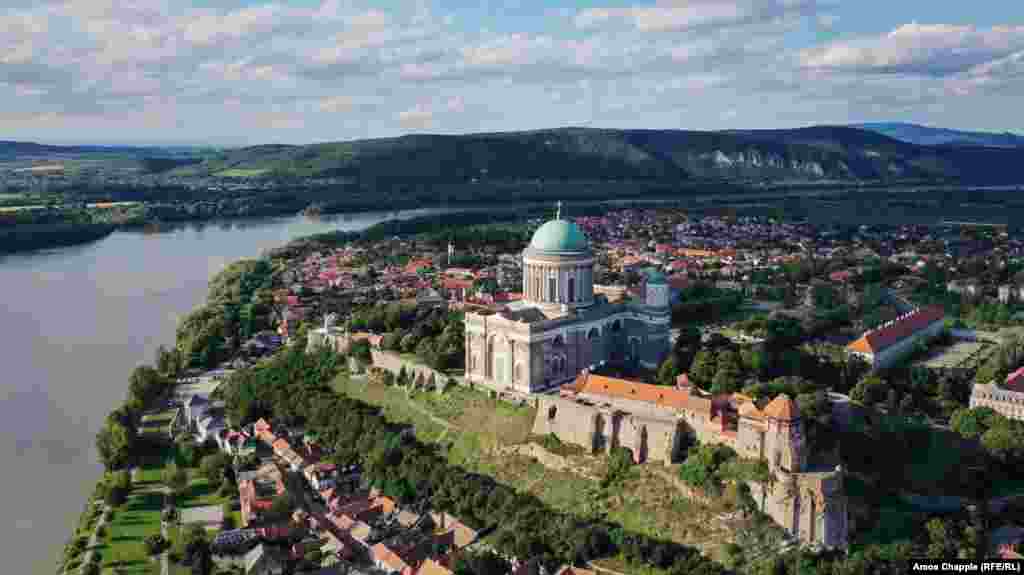 Az esztergomi bazilika madártávlatból. Esztergom több ízben is a középpontba került idén, például azzal, hogy hatvanmillió forintot költene arra a fideszes többségű önkormányzat, hogy McDonald’s épüljön a belvárosban. Majd az MCC Feszt kapcsán került be a hírekbe, ugyanis egy polgármesteri rendelet lehetővé tette, hogy a fesztivál ingyen használja a belvárosát. Decemberben pedig hamis oltási igazolvány árulásával bukott le legalább egy esztergomi orvos
