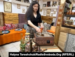 Леране Хайбуллаєва, готує каву у своїй кав'ярні у Львові