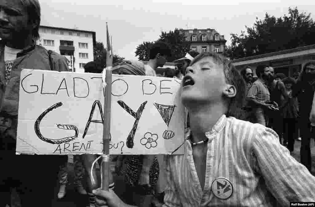 30-годишна холандка с плакат &quot;Радвам се, че съм гей&quot; на марша във Франкфурт, Германия, на 28 юли 1979 г., който завършва със среща на хомосексуалните, продължила една седмица. Стотици хомосексуални, обединени от филми, театър, рок концерти и уоркшопове за правата на гейовете.&nbsp;