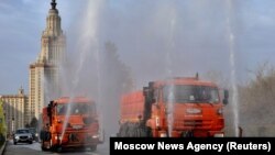 ماشینهای حامل مواد ضدعفونی در حال سمپاشی خیابانی در مسکو