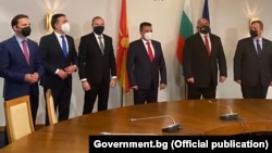 Македонската делегација предводена од премиерот Зоран Заев со бугарскиот премиер Бојко Борисов во Софија