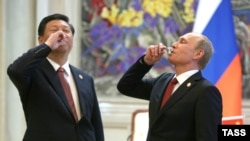 Лидеры Китая и России Си Цзиньпин и Владимир Путин после подписания газового соглашения. Пекин, 21.05.2014