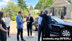 Belarus - Sviatlana Tsikhanouskaya and RFE/RL President and CEO Stephen Capus - after the release of Belarusian political prisoners / Belarusian political prisoners in Vilnius after release