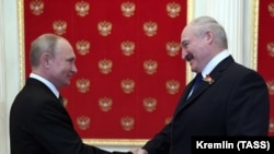 Vladimir Putin (sânga) l-a primit la Kremlin pe omologul său belarus Aleksandr Lukașenka pe 24 iunie 2020