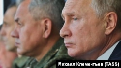 Орусиянын коргоо министри Сергей Шойгу жана Орусиянын президенти Владимир Путин.
