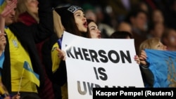 "Hersoni është Ukrainë", shkruan në këtë pano gjatë një ndeshjeje futbolli në mes të Dinamo të Kievit dhe ekipit francez, Rennes. Krakovë, Poloni. 13 tetor 2022