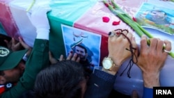 Funerali i një iraniani, i vrarë në Siri.