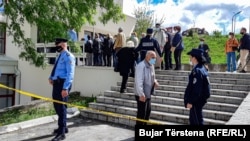 Pranë sallës "1 Tetori" në Prishtinë, 14 maj, 2021.