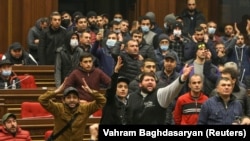 Protestuesit në Parlamentin e Armenisë.