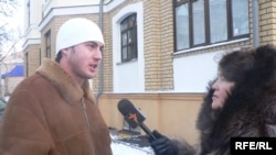 Мәликә Басыйр урамда фикер белешә