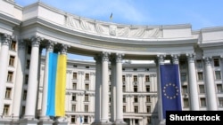 Дипломати радять українцям не брати участі в демонстраціях та акціях протесту