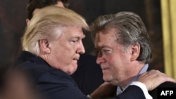Donald Trump és Steve Bannon 2017. január 22-én Washingtonban