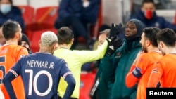 Paris St.Germain vs Istanbul Basakehir - echipa turcă (portocaliu) îndemnată de colegul lor Demba Ba să părăsească terenul, 8 decembrie 2020.