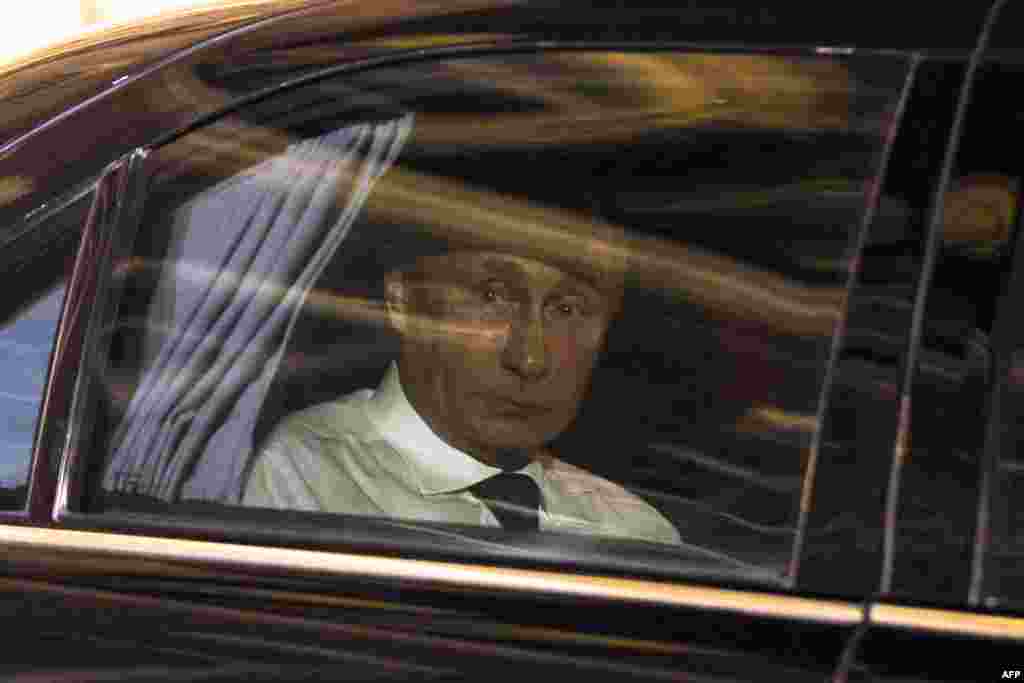 Франція – президент Росії Володимир Путін залишає Єлисейський палац після зустрічі і вечері з президентом Франції Франсуа Олландом, Париж, 5 червня 2014 року