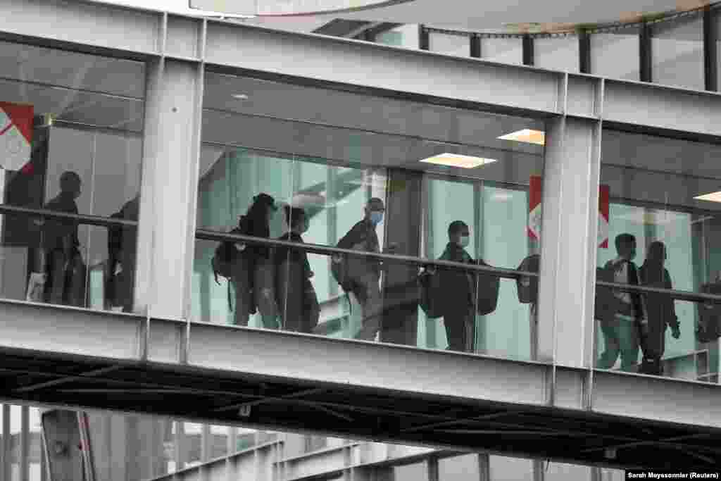 Personat e evakuuar nga Afganistani më 17 gusht arritën në Aeroportin Charles de Gaulle të Parisit.