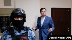 Liberal muxolif siyosatchi Dmitriy Gudkov uyida tintuv o‘tkazilayotgan paytda OAVga gapirmoqda, 1 - iyun 2021 