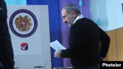 Premierul Nikol Pașinian la secția de votare, Erevan, 23 septembrie 2018