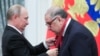 Алішер Усманов (п) приймає державну нагороду від президента Росії Володимира Путіна, архівне фото