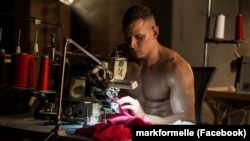 На здымках роліка Mark Formelle