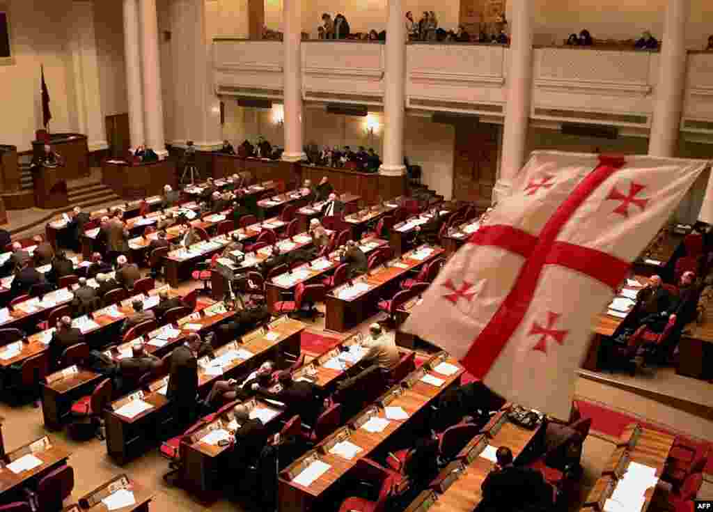 Noul steag georgian fluturînd în Parlament la sesiunea inaigurată la 14 ianuarie 2004.