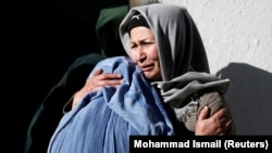 Gratë afgane brenda një kompleksi spitalor pas një sulmi vetëvrasës në Kabul, Afganistan, 28 dhjetor 2017.