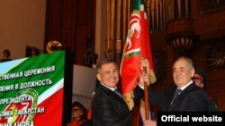 Рөстәм Миңнеханов Миңтимер Шәймиевтан президент байрагын кабул итә, Казан, 25 март 2010 ел.