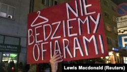 "Nem leszünk áldozatok" feliratú plakáttal tiltakoznak az abortusz további szigorítása ellen a lengyelországi Gdyniában, 2020. október 23-án.