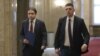 Божидар Божанов (вляво) и Ивайло Мирчев от ПП-ДБ в кулоарите на парламента, 14 май 2025 г.